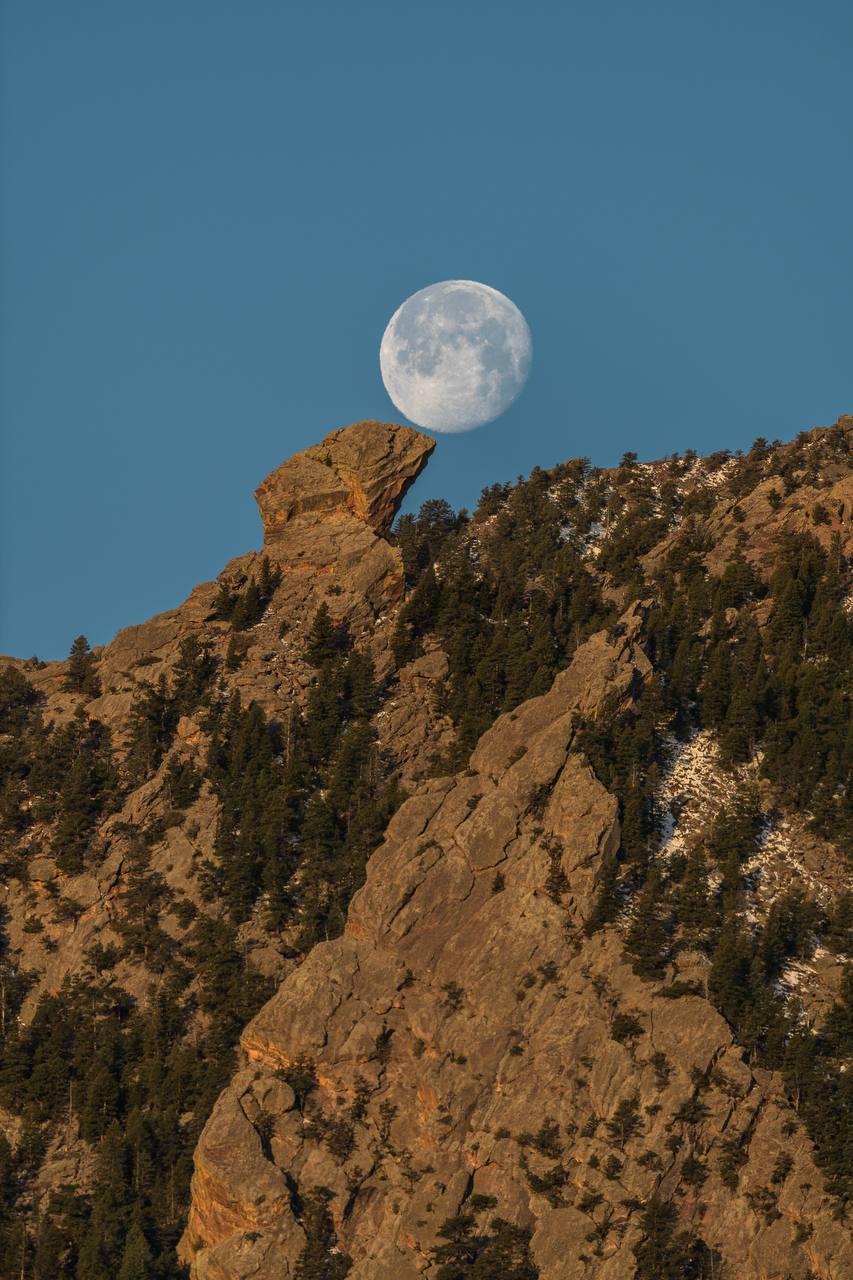 Moon over Devil's Thumb
